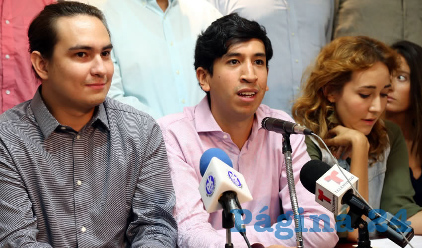 Ayer Pedro Kumamoto oficializó su salida del Congreso local, con miras a sustentar su candidatura al Senado. Luego de asegurar que “no es un chapulín”, presentó a su suplente, Pablo Torres Guízar (derecha), un estudiante de Ciencias Políticas, de apenas 24 años de edad/Foto: Cortesía