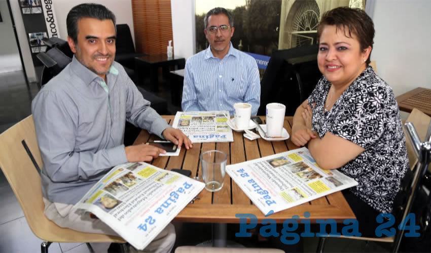 Víctor Manuel Payán Sánchez, Alicia Sánchez de Payán, Víctor Payán Bravo y Óscar Payán Sánchez compartieron el primer alimento del día en Sanborns Francia
