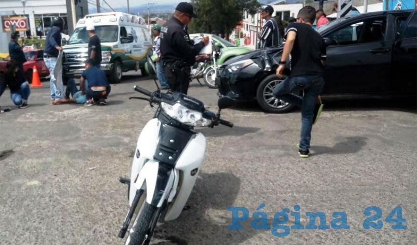 En primer plano, la jaca de acero que tripulaban Manuel Castorena Ramírez y María Isabel Rangel Hernández; atrás, el automóvil que conducía Diego Alejandro Huerta Larios