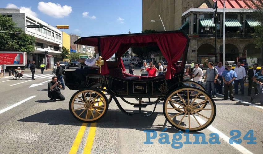 Según el alcalde tapatío, la “perspectiva de modernidad” que supuestamente tienen los vehículos eléctricos que sustituirán a las tradicionales calandrias está generando “una reacción muy interesante en muchos lugares del mundo”, pues quieren copiar este modelo ‘amigable’ con los animales/Foto: Cortesía