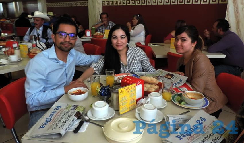 En el restaurante Mitla desayunaron Aldo Romero, Fernanda Flores y Mariana Flores