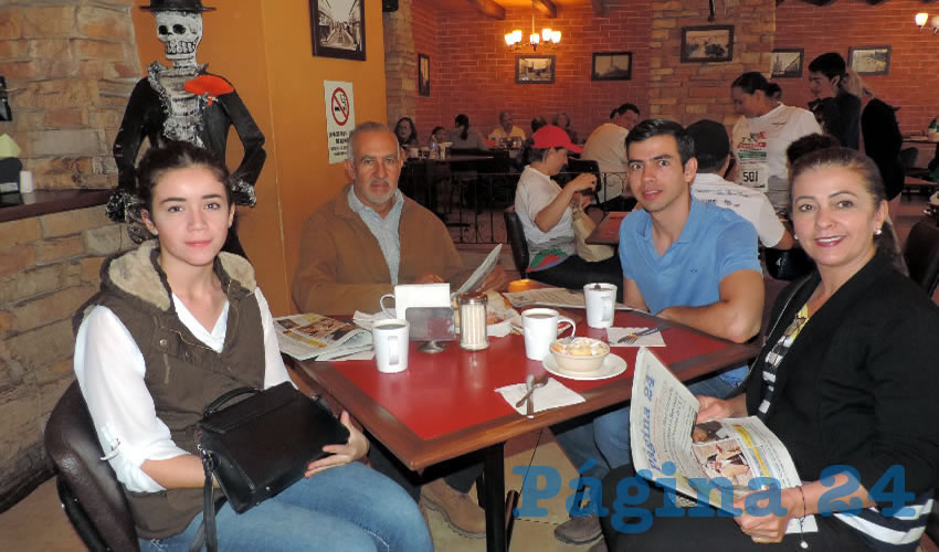 En el restaurante Las Antorchas almorzaron Brenda Cortés Guzmán, José Manuel Cortés, José Manuel Cortés junior y Silvia Guzmán