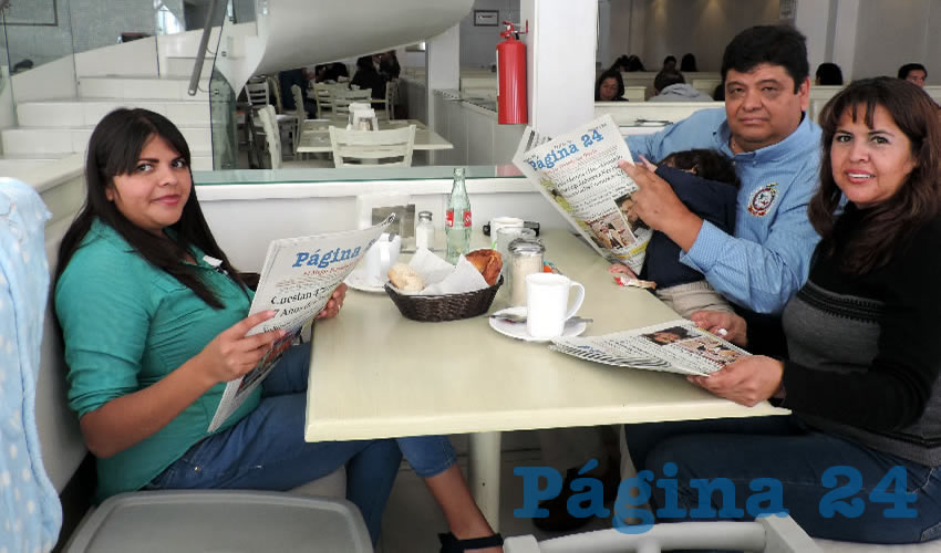 Andrea Martínez, Armando Martínez cargando al pequeño Emilio y Leticia Cervantes, compartieron el pan y la sal en el restaurante Del Centro