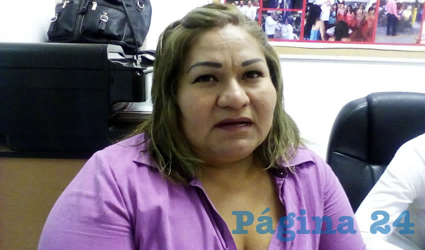 “Se había planteado que los acomodarían por zonas, se iban a implementar seguridad, baños gratuitos y cestos de basura, pero es un vil engaño puesto que no hay nada en estos tianguis”, tronó Gabriela Contreras, representante legal de la asociación de Apoyo a Familias Vulnerables y Comerciantes/Foto: Francisco Tapia