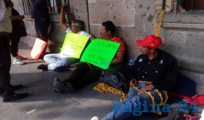 Cuatro calandrieros se amarraron al edificio de la presidencia tapatía para evidenciar la cerrazón del alcalde Enrique Alfaro Ramírez, quien se encapricha en que acepten por la fuerza la renovación, lo que ha puesto en jaque a más de 70 choferes y propietarios que están en contra de los vehículos eléctricos/Foto: Francisco Tapia
