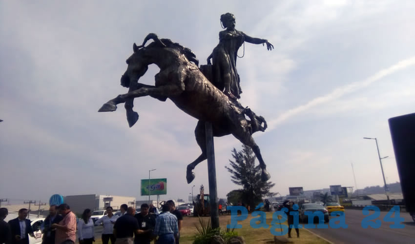 Al inaugurar la escultura “Abundancia”, Enrique Alfaro presumió que apuesta a “tener una oferta cultural de primer mundo”, según él sin dejar de atender las necesidades del municipio; pero los enormes baches en la mayoría de las calles, el pésimo alumbrado y el escaso patrullaje policial dicen otra cosa/Foto: Elizabeth Ríos Chavarría