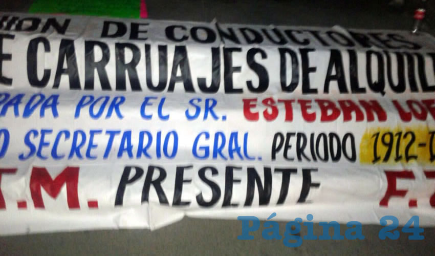 Con pancartas donde rechazan la sustitución de los carruajes tirados por animales, calandrieros permanecen en plantón, amagando con no moverse de su sitio hasta que el mismo Enrique Alfaro les dé alternativas para seguir ejerciendo su oficio, más allá de imponerles vehículos eléctricos/Fotos: Francisco Tapia