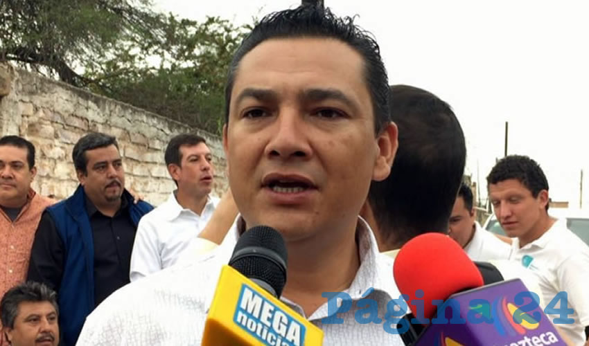 El alcalde Marcos Godínez dijo con mucha ligereza que solucionaría el problema de la falta de agua en todas las delegaciones de El Salto; “peca de ingenuidad en hacer ese tipo de aseveraciones cuando la misma población se queja de que no viene a escucharlos, que ni siquiera lo conocen”, tronó Raúl Muñoz Delgadillo, del Comité de Defensa Ambiental de El Salto (derecha)/Fotos: Archivo Página 24 y Francisco Tapia