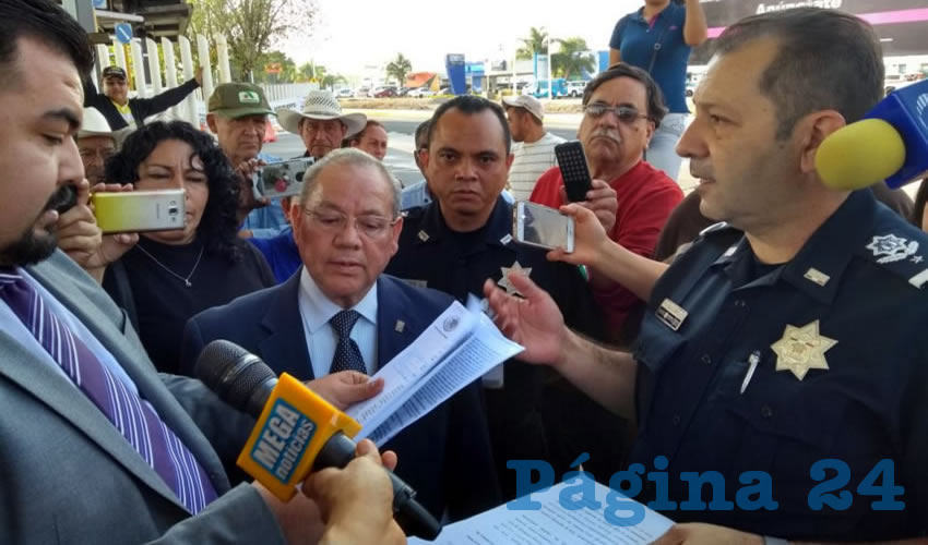 “Venimos a conminarlos de manera pacífica a través del diálogo a que de manera voluntaria se retiren y no obstaculicen en forma alguna las operaciones que se realizan en esta central aérea”, advirtió el policía federal encargado del operativo a los ejidatarios que tenían ‘tomado’ el estacionamiento/Fotos: Francisco Andalón López