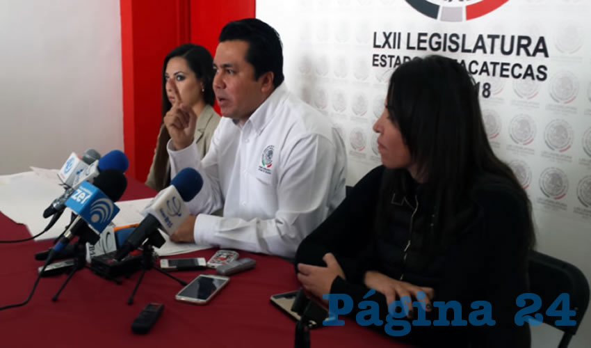En Conferencia de Prensa, las Diputadas Ma. Guadalupe Adabache Reyes e Iris Aguirre Borrego, de Morena y el PES respectivamente; así como Omar Carrera Pérez, de Morena consignaron que la aprobación en el Pleno del Congreso del Paquete Económico 2018 se hizo de forma ilegal, irregular y anticonstitucional