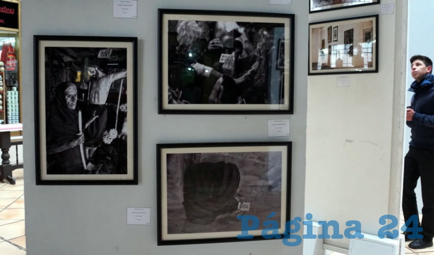 En la exposición de Jorge Rivera se pueden apreciar fotografías de la vida cotidiana de la ciudad de Zacatecas, como es la imagen de un hombre de la tercera edad, que lee Página 24 “El Mejor Periodismo Diario”