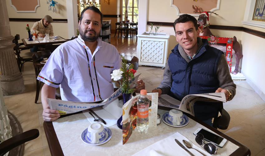 En Sanborns Francia desayunaron José Luis Dávila Contreras, coordinador de Comunicación Social del Congreso del Estado; y José Elías Martín Padilla, empresario