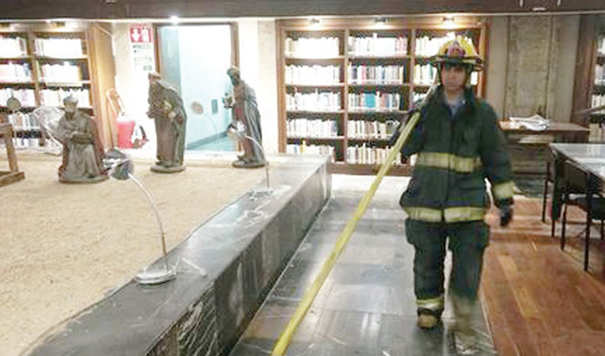 Un equipo de 20 elementos de la dirección de Protección Civil y Bomberos de Guadalajara atendió el incendio al interior de la Biblioteca Iberoamérica Octavio Paz/Fotos: Cortesía
