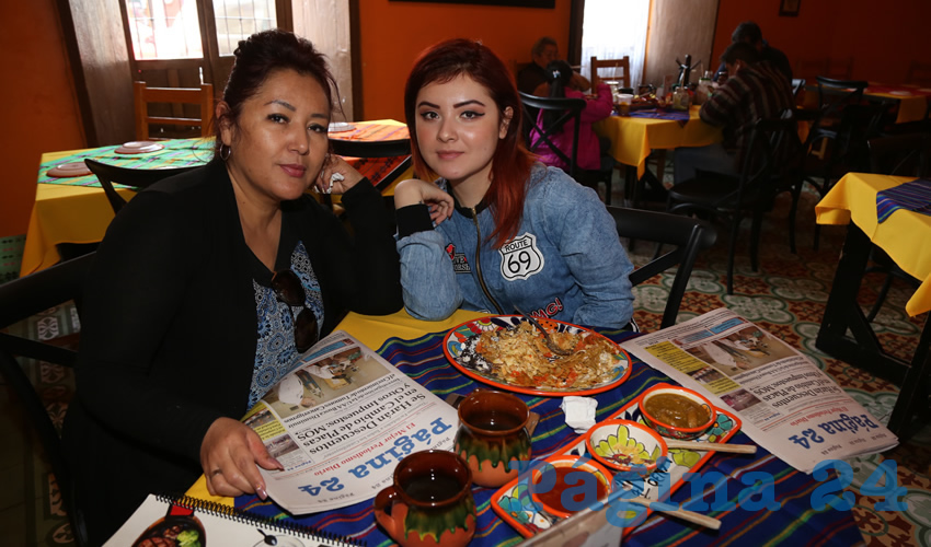 En el Mercadito Gastronómico Colón compartieron el primer alimento de la mañana Adriana Valle Delgado y su hija Alejandra Herrera Valle