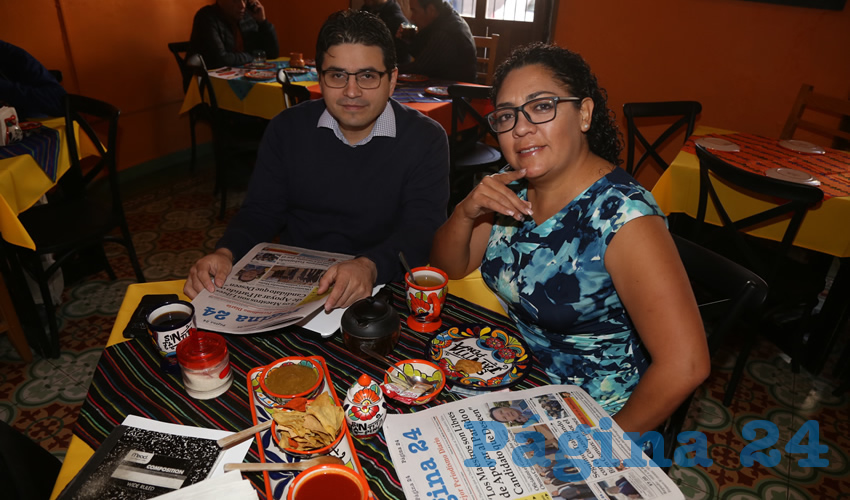 En el Mercadito Gastronómico Colón compartieron el primer alimento del día Francisco Palacios Guerrero y Hazel Montejano García, regidora del Municipio de Aguascalientes
