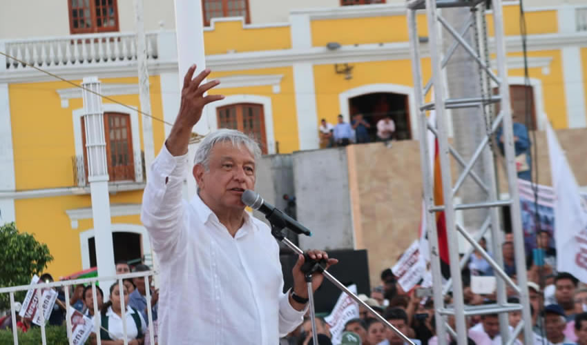 Coatzintla, Veracruz.- El precandidato presidencial de Morena, Andrés Manuel López Obrador, negó cualquier relación con Gobiernos extranjeros (Foto: Morena)