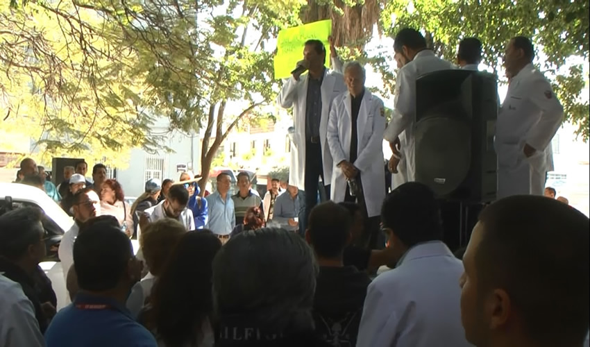 Empleados de los Hospitales Civiles se volcaron a las calles para exigir al gobernador Aristóteles Sandoval y a su secretario de Salud, Alfonso Petersen, que paguen los servicios prestados al Seguro Popular, una deuda multimillonaria que ha impedido pagar a proveedores, por lo que ya no les facilitan insumos/Fotos: Francisco Andalón López