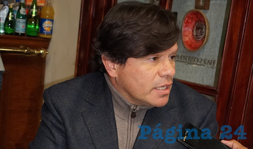 Felipe Casas Soto, prestador de servicios turísticos en el centro histórico de Zacatecas (Foto Merari Martínez Castro)