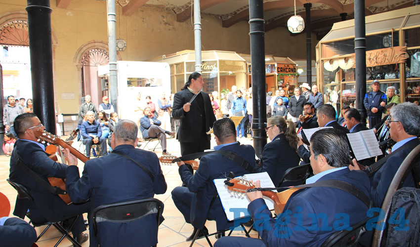 La Orquesta Típica de Zacatecas, es liderada por Alfonso Naranjo, y él fue quién con gusto dio a conocer cada una de las canciones que se presentaron el día de ayer, y con emoción y alegría, todas y cada una de las piezas fueron aplaudidas por los presentes (Foto: Rocío Castro Alvarado)