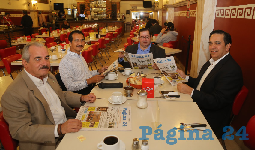En el restaurante Mitla almorzaron Luis Fernando Muñoz Marañón, jefe de Desarrollo Económico del Municipio de Pabellón; Enrique Gómez Galván, Juan Carlos Medina Mazzoco, delegado de Nafin; y René Navarro Fierro