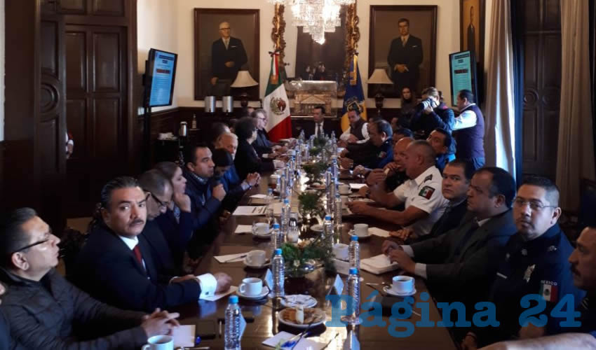 Ayer se reunieron autoridades estatales con comisarios municipales en representación de sus alcaldes para determinar acciones que mermen la delincuencia; entre los acuerdos que se tomaron, se halla crear franjas de seguridad en zonas con mayor incidencia delictiva, además de fijar reuniones para cada lunes a las seis de la tarde/Fotos: Cortesía y Francisco Andalón López