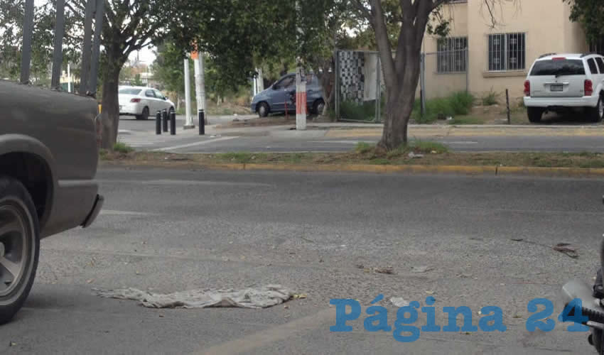 En los alrededores de la clínica 1 del IMSS, cerca de la Plaza Juárez, hace falta trabajo de mejoras a las banquetas y a las calles mismas, por estar repletas de baches; sumado a esto, la inseguridad y el escaso alumbrado público mantienen “en la zozobra” a la comunidad/Foto: Francisco Tapia