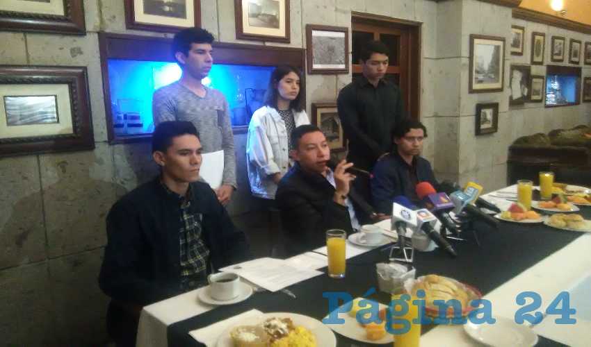 Estudiantes del CUCBA advirtieron que a partir de hoy pagarán con efectivo el descuento a que tienen derecho, ya que choferes de las rutas 170 y 629 La Venta les rechazan los transvales por temor a que sean falsos/Foto: Elizabeth Ríos Chavarría