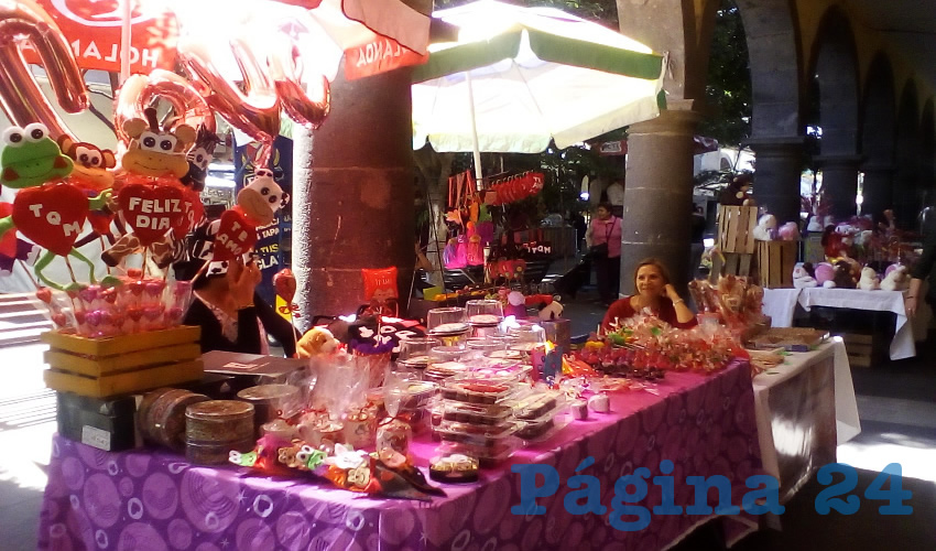 Entre los puestos de los comerciantes se pueden conseguir globos de distintas formas, colores y tamaños, dulces típicos, chocolates, artesanías y regalitos alusivos al 14 de febrero/Fotos: Francisco Tapia
