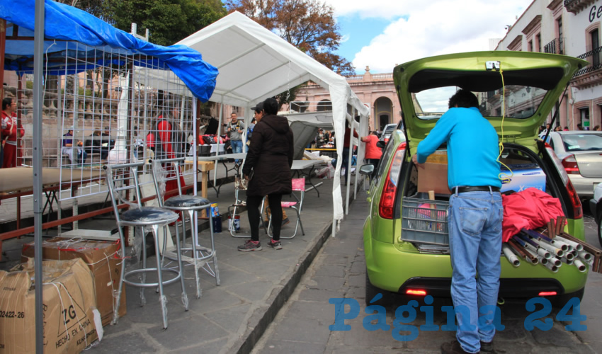 Como ya es costumbre, diferentes vendedores de objetos relacionados con el día del amor y la amistad, instalaron sus puestos ambulantes, en los alrededores de la Plaza Bicentenario, la Plazuela de Zamora y el Jardín Independencia (Foto Rocío Castro Alvarado)