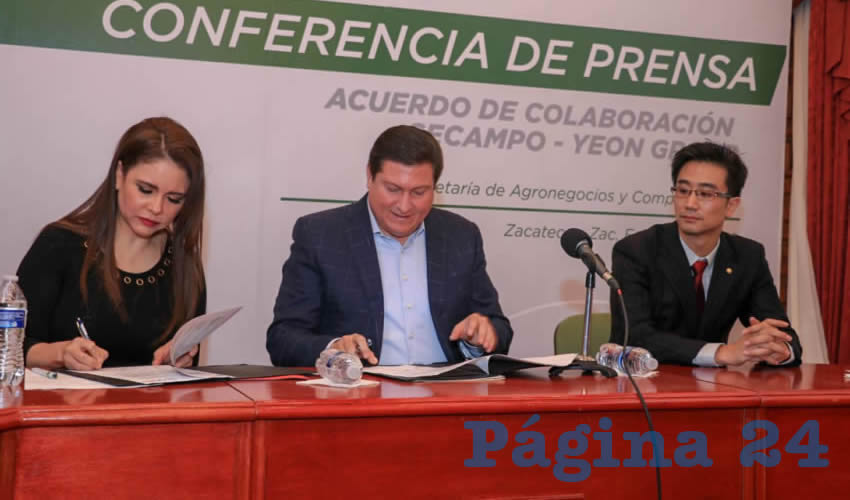 Durante un evento en Palacio de Gobierno se firmó una carta intención que derivará en un convenio formal, para que tanto Grupo YEON tenga certeza de que el gobierno del estado participa y les da facilidades a los productores (Foto Rocío Castro)