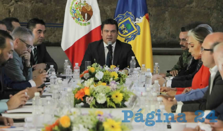 La reunión de seguridad metropolitana duró dos horas, en las que la alcaldesa de Tlaquepaque, María Limón, y el alcalde interino de Guadalajara, Enrique Ibarra, criticaron la opacidad con que el gobernador Aristóteles Sandoval manejó el asunto del desarme de la policía de la Villa Alfarera; exigieron al mandatario que no use el tema como bandera política/Fotos: Cortesía