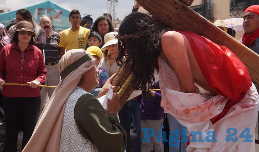 Después, recorrió la calle Juárez, cercana a la Alameda Trinidad García de la Cadena y al Jardín de la Madre, en donde también se conglomeró un número importante de gente, para observar esta actividad religiosa