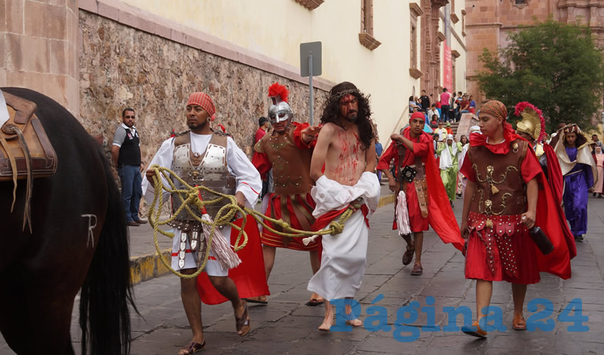 La actividad comenzó en la plazuela del Templo de Santo Domingo, para después recorrer la calle Fernando Villalpando, donde los turistas y personas de Zacatecas, se sumaban para poder apreciar el recorrido del vía crucis (Foto: Merari Martínez Castro)