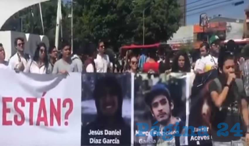 Unos 150 jóvenes protestaron en expo Guadalajara, en el marco del inicio del Talent Land; acusaron al gobierno del estado de pretender evitar la inconformidad por la ineficacia de las autoridades para dar con el paradero de los estudiantes de cine Javier Salomón Aceves Gastelum, Daniel Díaz y Marco Antonio García Ávalos, desaparecidos el 19 de marzo/Foto: Cortesía
