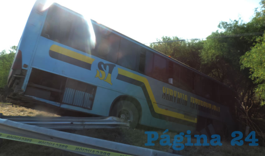 Tras el mortal encontronazo, el autobús quedó fuera del camino