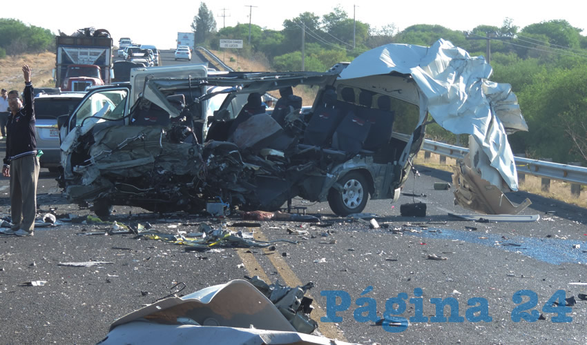Totalmente despedazada quedó la “combi” Toyota Hiace y su conductor murió