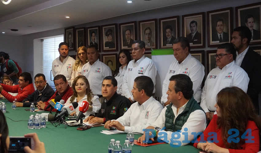 Carlos Peña Badillo, candidato a diputado federal por el distrito 3, por el Partido Revolucionario Institucional (PRI). Presentó a Artemio Ultreras Contreras, como coordinador de campaña, y a José Guadalupe Soto Landeros, como coordinador de Comunicación Social. (Foto: Merari Martínez Castro)