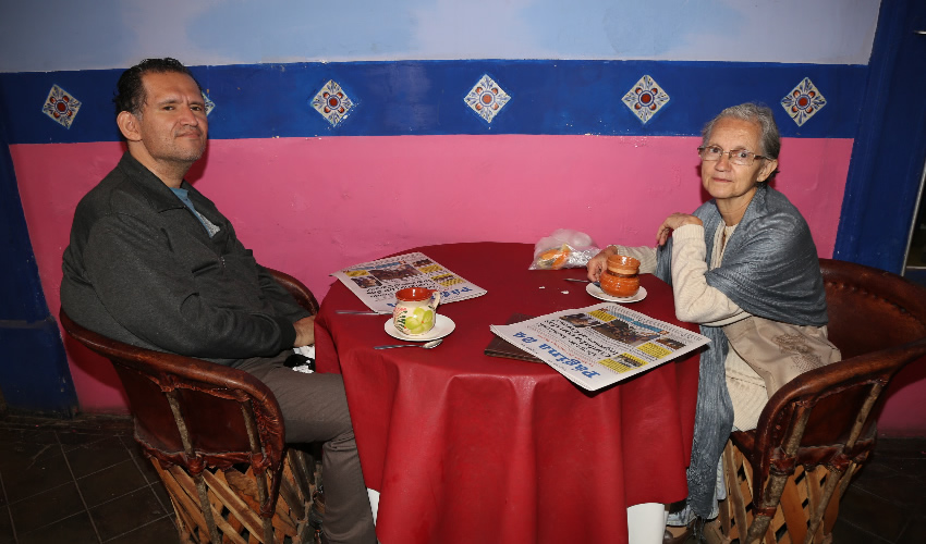 En La Saturnina compartieron el primer alimento de la mañana Paulino Javier Báez Ruiz Esparza y María de Lourdes Ruiz Esparza Cadena