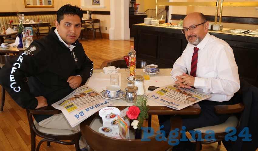 En Sanborns Francia almorzaron Rodrigo Infante de Alba, delegado estatal de Profeco; y Jesús Alberto Gaviño Ortiz, delegado estatal de Migración