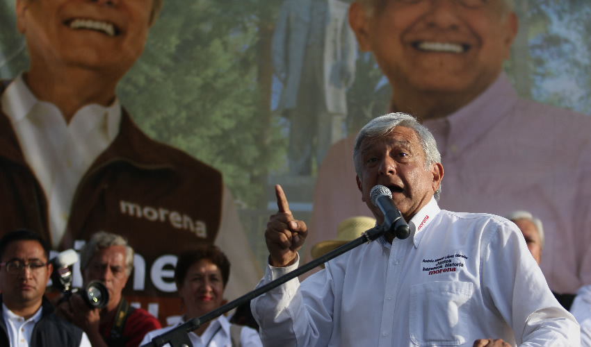 Tecate, Baja California.- López Obrador denunció que roban las carteras de los asistentes para quitarles las credenciales de elector (Foto: Cuartoscuro)