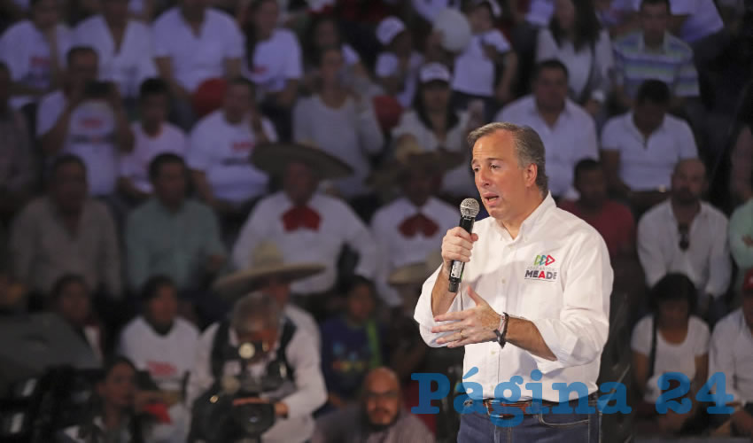 Meade se movió por el templete del palenque de Lagos de Moreno como lo hacen los artistas, de un lado a otro, pero en lugar de canciones se la pasó prometiendo a diestra y siniestra: escuelas de tiempo completo con maestros comprometidos, universidad con becas para jóvenes y trabajo para hacer de Jalisco un estado seguro/Foto: Cuartoscuro