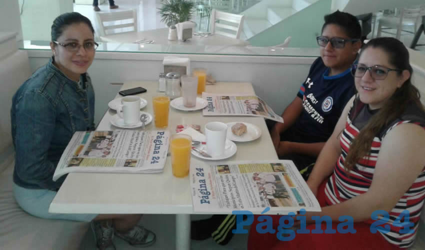 Diana Torres, Ángel Hernández e Isabel García desayunaron en el restaurante Del Centro
