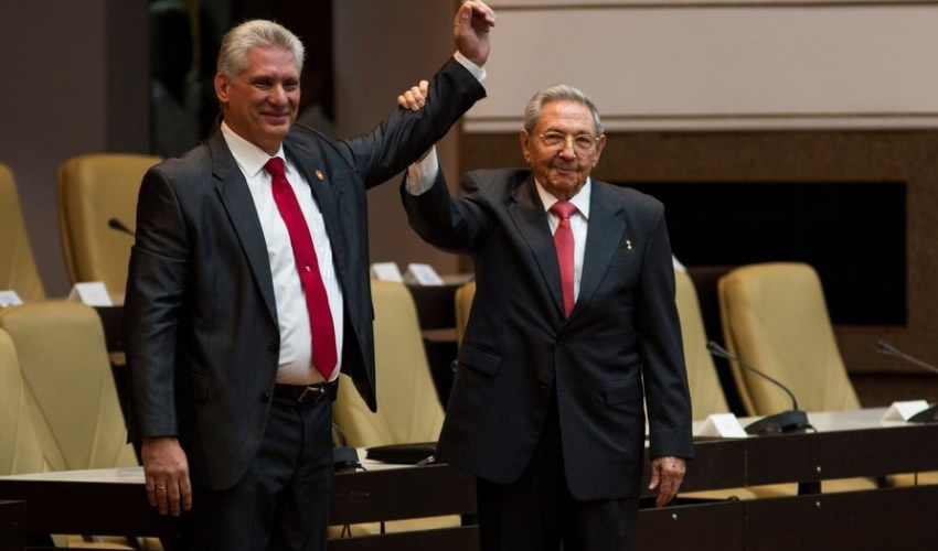 La Habana, Cuba. -- El primer secretario del Partido Comunista de Cuba, Raúl Castro, sostiene el brazo del nuevo presidente de los Consejos de Estado y de Ministros de Cuba, Miguel Díaz-Canel (Foto: Xinhua)