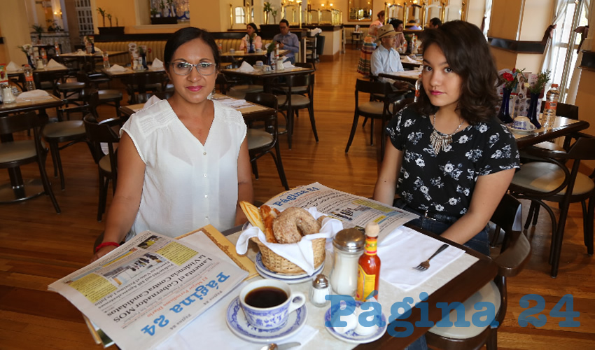 En Sanborns Francia almorzaron Mónica Ávila Castañeda y su hija Paulina Martínez Ávila