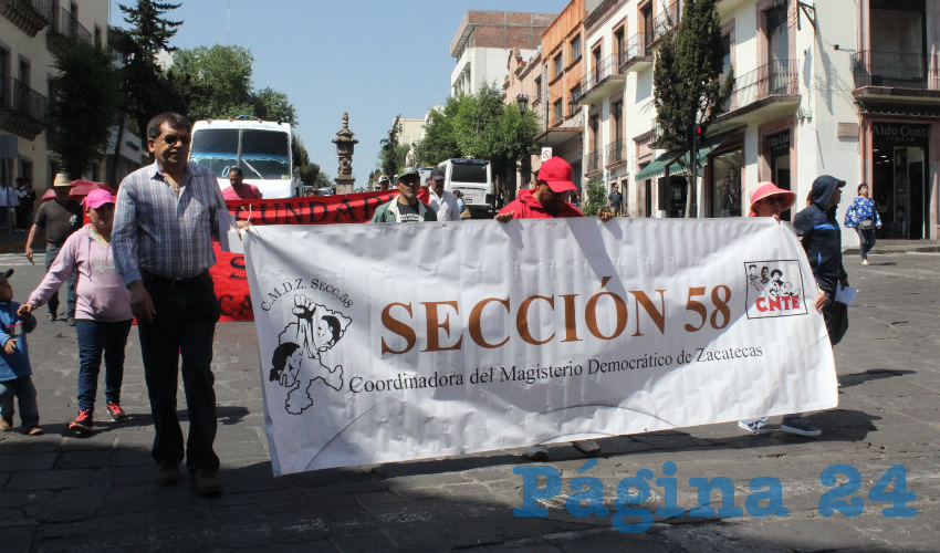 Marcelino Rodarte Hernández, miembro del Movimiento Democrático Magisterial de Zacatecas (MDMZ): Esto desde la Secretaría de Educación Pública (SEP), para la campaña del nuevo modelo educativo, en lo que su titular, Aurelio Nuño gastó mil 963 millones de pesos en 2017, cuando sólo se habían aprobado apenas 70.6 millones de pesos para este fin. (Foto: Merari Martínez Castro)