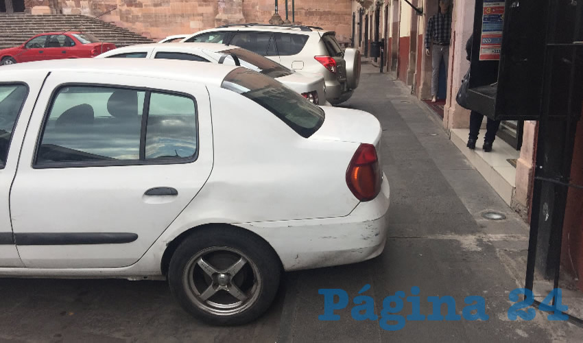 Esta reprobable práctica también se puede ver muy a menudo en la avenida Rayón y calle Doctor Hierro, donde los automovilistas trepan todo el vehículo a la banqueta, con lo que las personas que transitan por el lugar, tienen que caminar por debajo, aunque pasen los coches. (Foto: Cristo González)