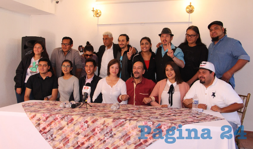 Tony Méndez, integrante de la banda Rockotitlán, enfatizó que los jóvenes son la raíz, el futuro y el presente del país: “Por eso estamos aquí, porque creemos que la juventud es la raíz y la fortaleza de nuestro país, y es importante que la gente sepa lo que está pasando, hay una bola de engaños, todos han mentido, y el PRI y el PAN son lo mismo”. (Foto: Rocío Castro)
