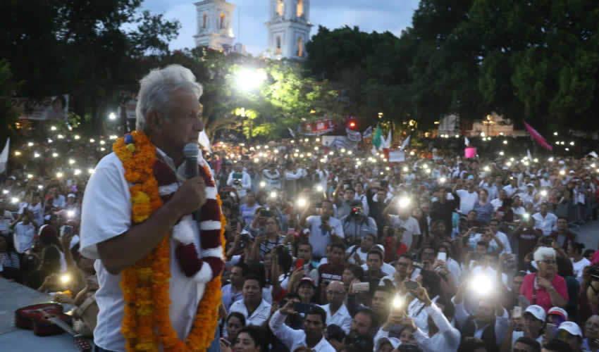 Tlapa de Comonfort, Guerrero.- Andrés Manuel López Obrador pidió que se investigue quién contrató el servicio de llamadas para atacarlo (Foto: Saúl López/ Cuartoscuro)