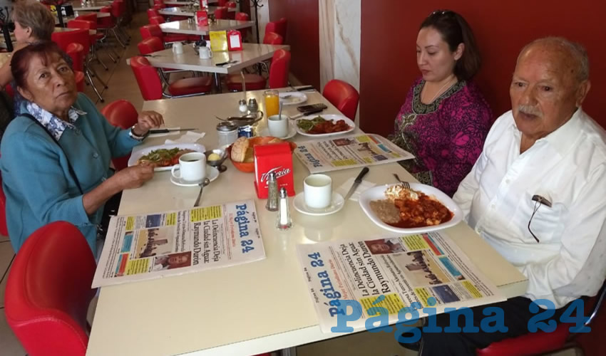 María Luisa Hernández, Ruth Durán y Manuel Durán tomaron su primer alimento del día en el restaurante Mitla