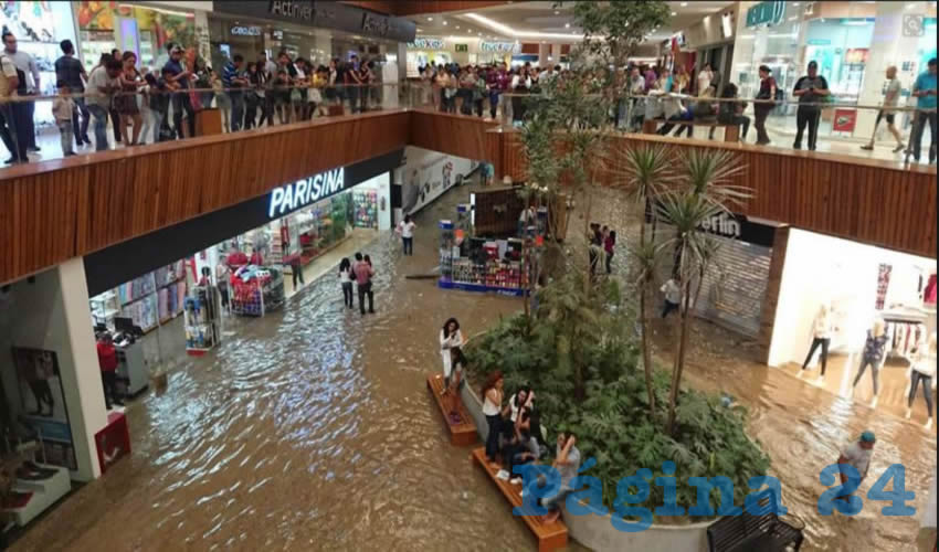 Debido a la inundación de Plaza Patria ocurrida el pasado domingo, el ayuntamiento zapopano clausuró la obra del tren ligero en las inmediaciones del lugar; sin embargo el gobierno de Jalisco volvió a manifestar que lo que pasó no fue responsabilidad de estas obras/Foto: Cortesía